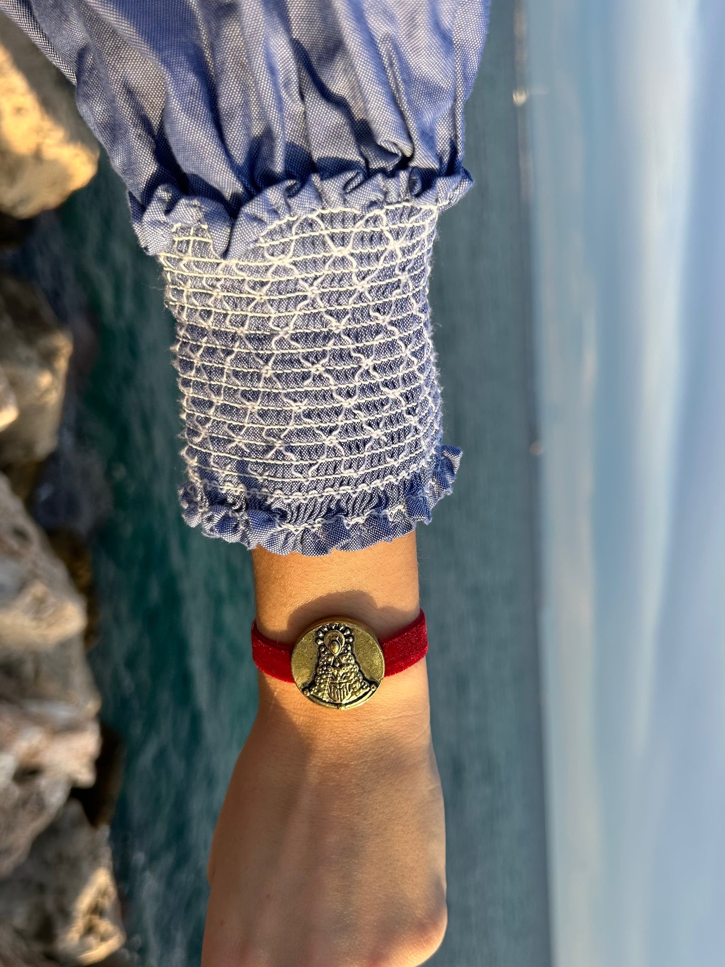Pulsera Virgencita Dorada roja